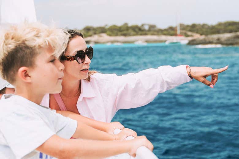 Observando el bonito paisaje de la costa sur