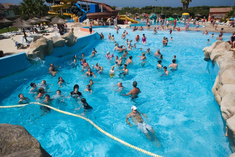 Disfrutando de un chapuzón en el parque Aquarock