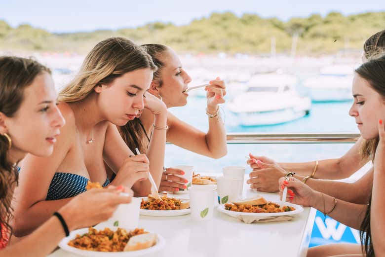 Reponiendo energías con una comida a bordo