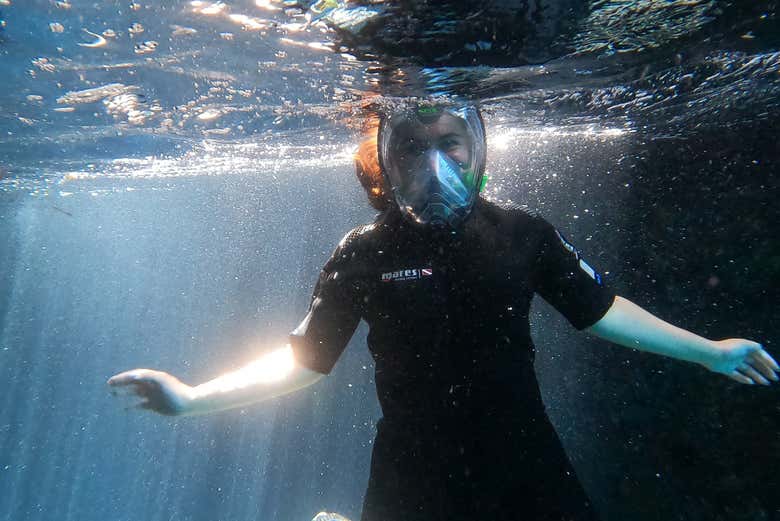 Snorkel en las aguas cristalinas de Cala en Brut
