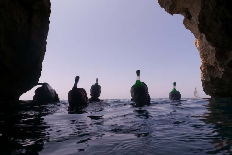 Snorkel en el interior de una cueva en la costa de Ciudadela