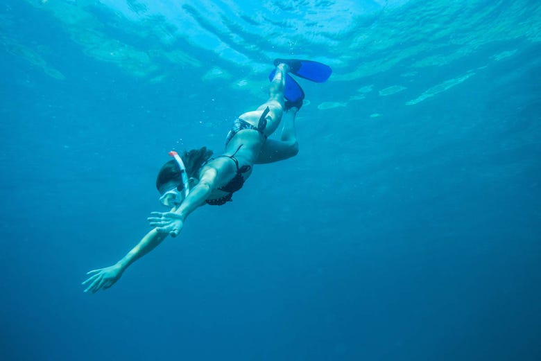 Praticando snorkel em Menorca
