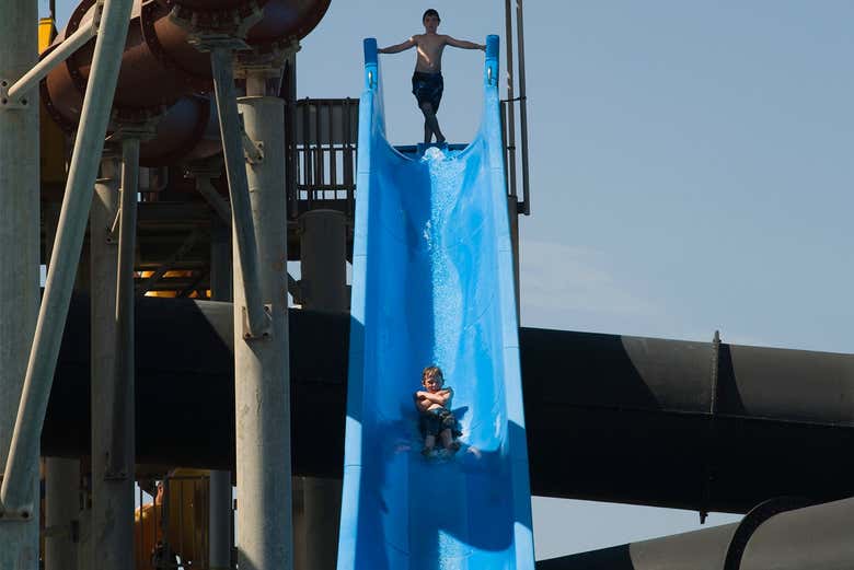 Disfrutando de uno de los toboganes del parque