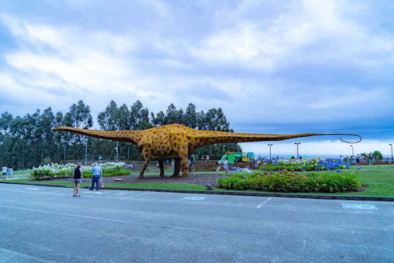 Diplodocus en la entrada del museo