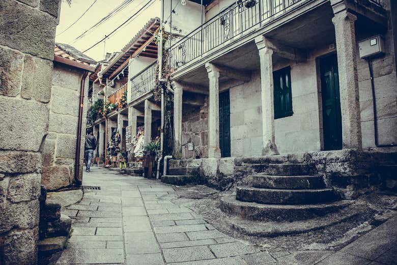 Recorriendo las calles de la localidad de Combarro 