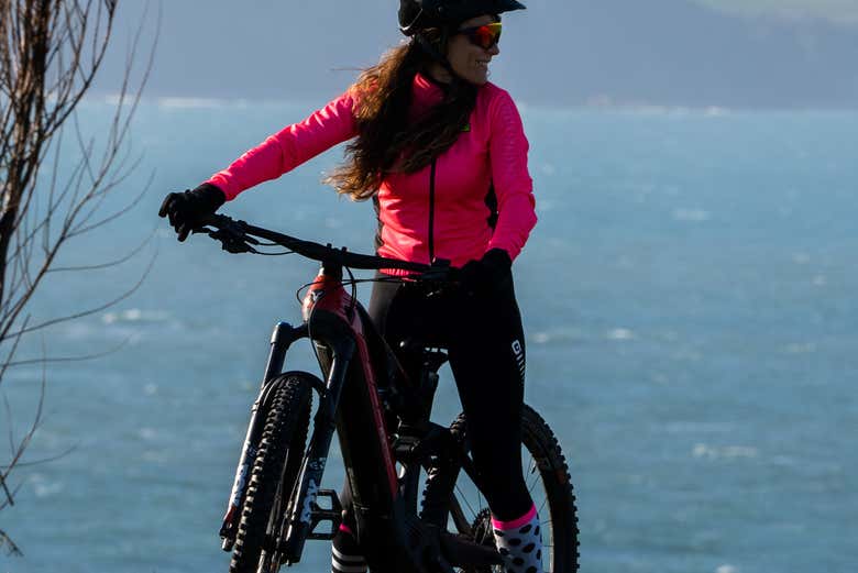 En bici eléctrica por el acantilado El Bolao