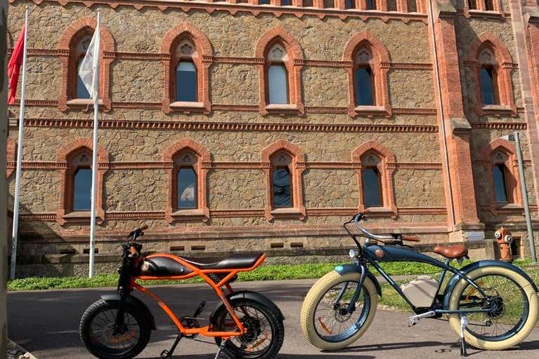 Deux vélos devant l'université de Comillas