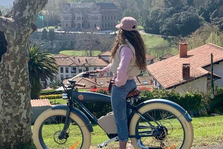 Contemplez le paysage de Comillas depuis votre vélo électrique