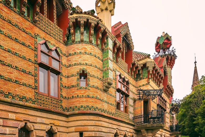 Fachada da vila Capricho de Gaudí 
