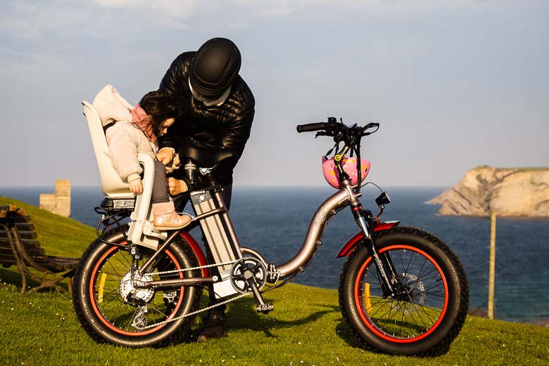 Un père et sa fille prêts pour la balade à vélo