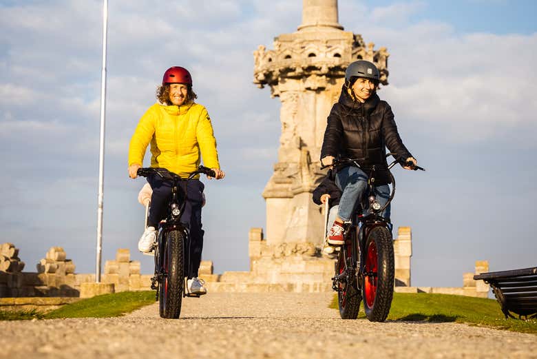Dos personas pedaleando en bicicleta eléctrica