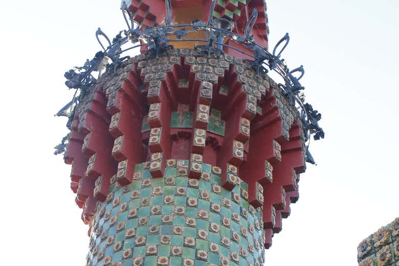 Une tour de El Capricho de Gaudí