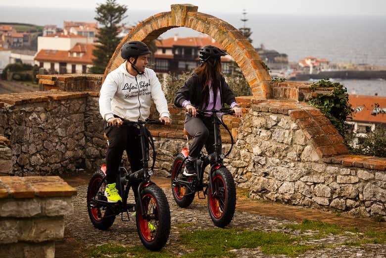 Deux touristes participant à la balade à vélo