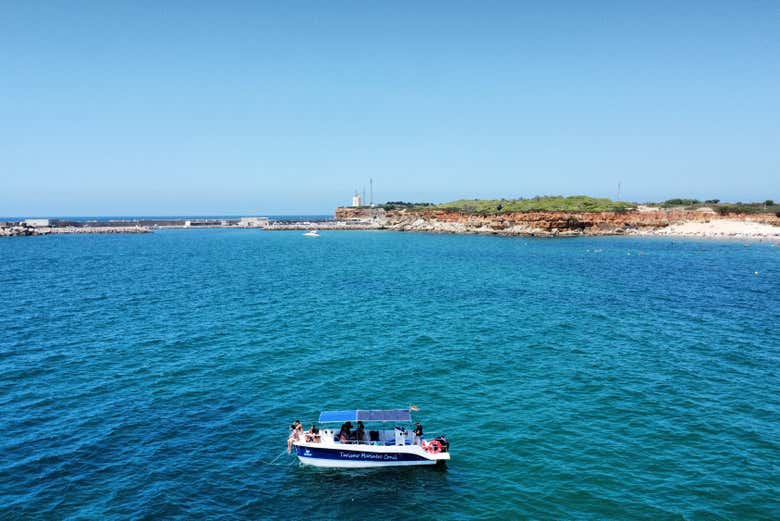 Barco navegando junto a Conil de la Frontera