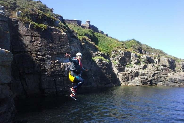 Practicando coasteering en Corcubión