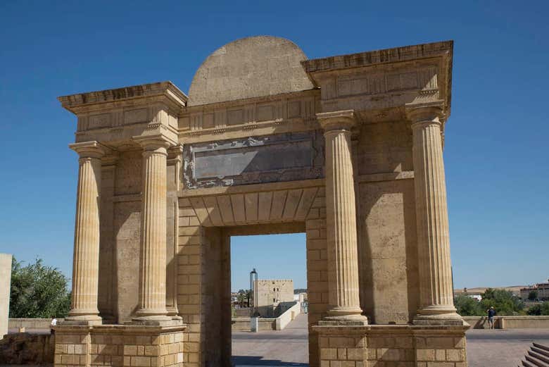Pasaremos junto a la Puerta del Puente