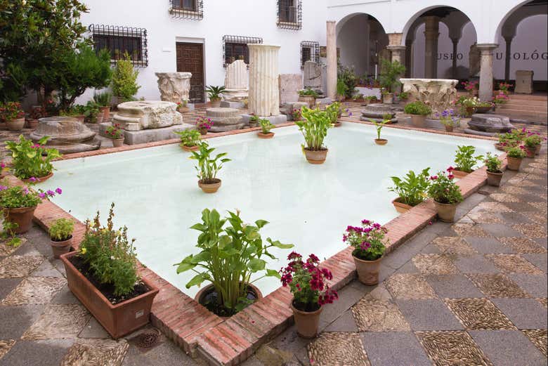 Visitando el atrio del Museo Arqueológico de Córdoba