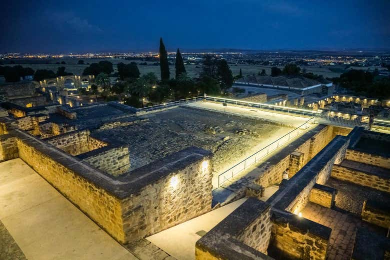 Vista aérea de Medina Azahara iluminada 
