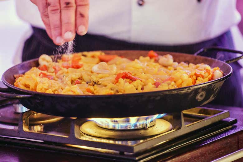 Preparando una paella cordobese