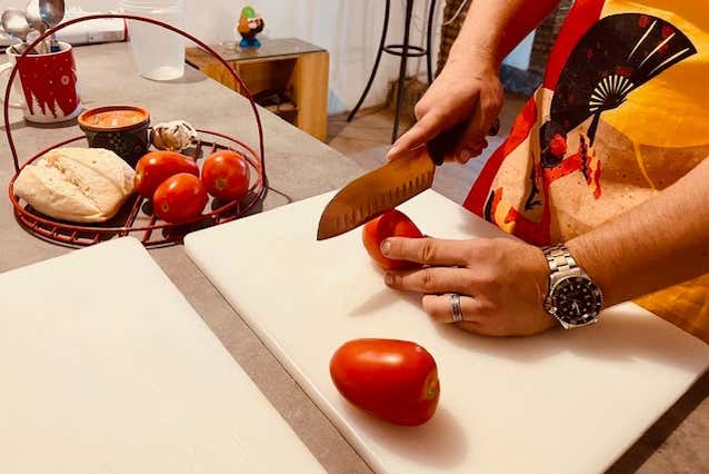 Tagliando i pomodori