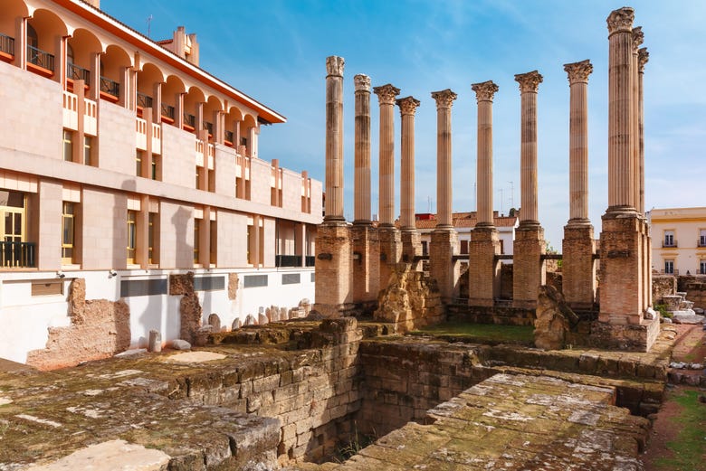 O templo romano de Córdoba se localiza junto à Prefeitura