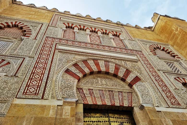Detalles en la fachada de la mezquita