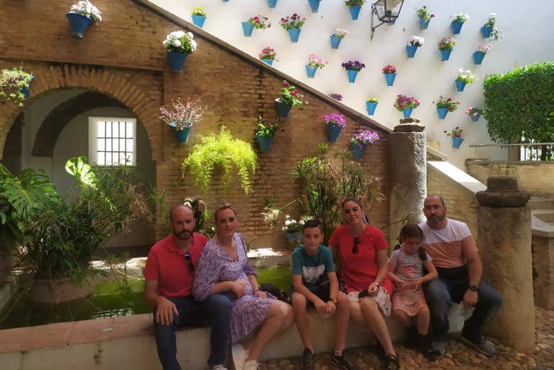 Disfrutando de la visita por los patios de Córdoba