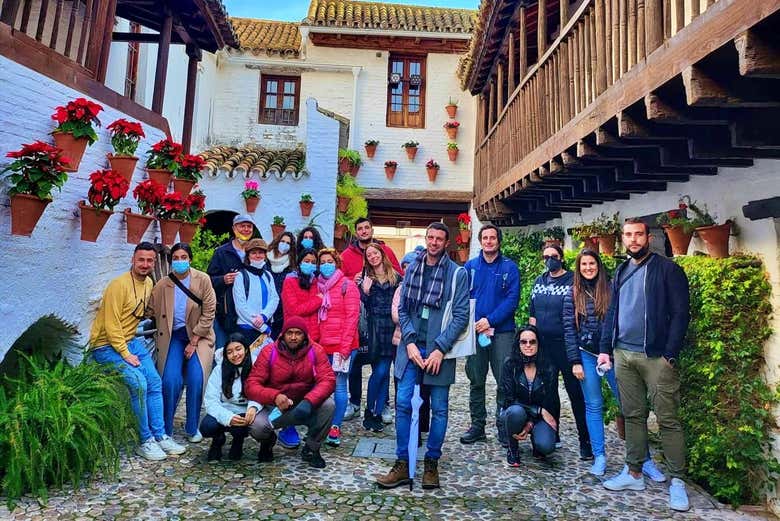 Posando junto al guía del tour