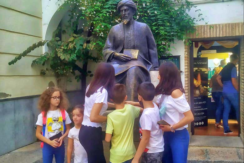 Niños disfrutando de la visita por la Judería