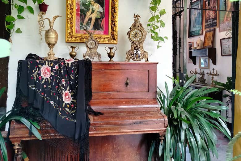 Un piano antiguo en uno de los patios que veremos