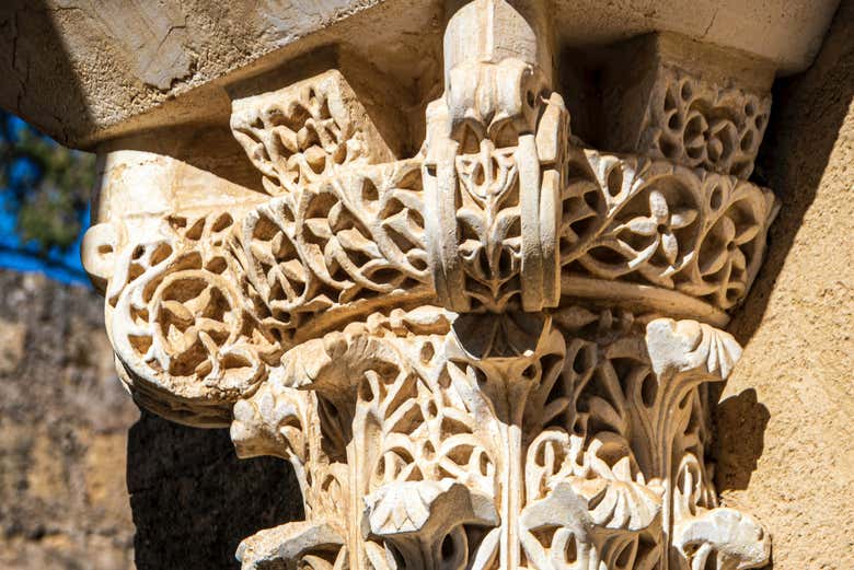 Un capitel y fuste de columna ornamentados en Azahara