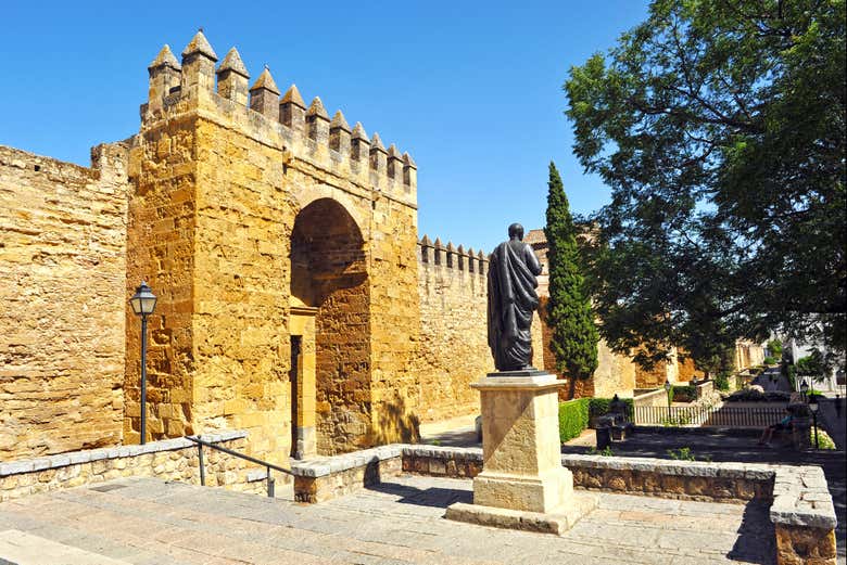 Comenzaremos el tour frente a la Puerta de Almodóvar