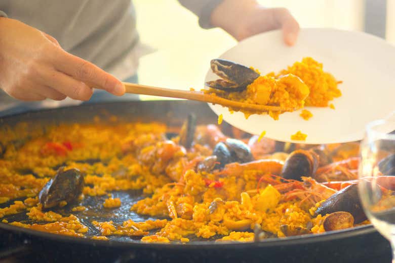 Sirviendo el perol, la paella cordobesa