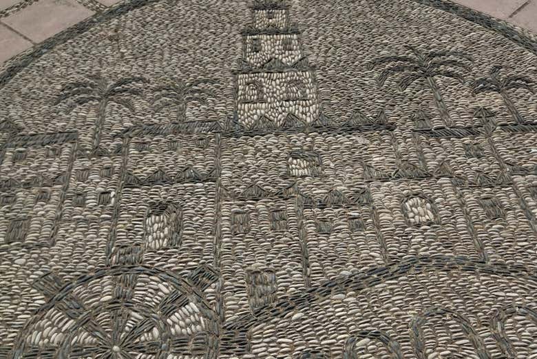 Detalhe dos paralelepípedos, com a figura da Catedral