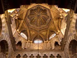 A cúpula e o mihrab da mesquita