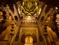 A cúpula e o mihrab da mesquita