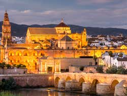 Panorâmica de Córdoba ao anoitecer