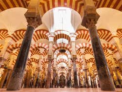Arcos de ferradura da mesquita