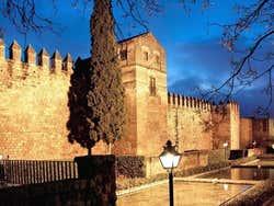 A muralha de Córdoba ao anoitecer