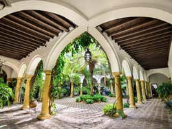 Os pátios do Palácio de Viana