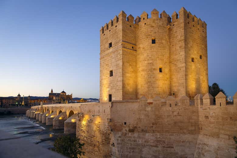 Torre Calahorra junto al Guadalquivir
