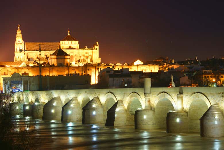 Contemplaréis el Puente Romano y la Mezquita iluminados de noche