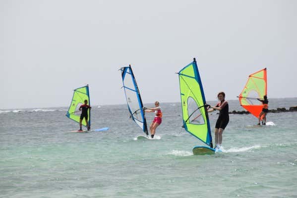 Nos divertindo muito na aula de windsurf em Fuerteventura