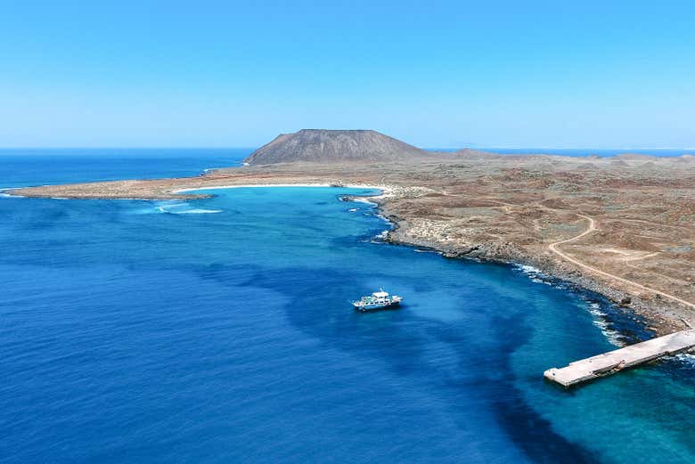 Vista aérea de mergulho com snorkel em águas azul-turquesa