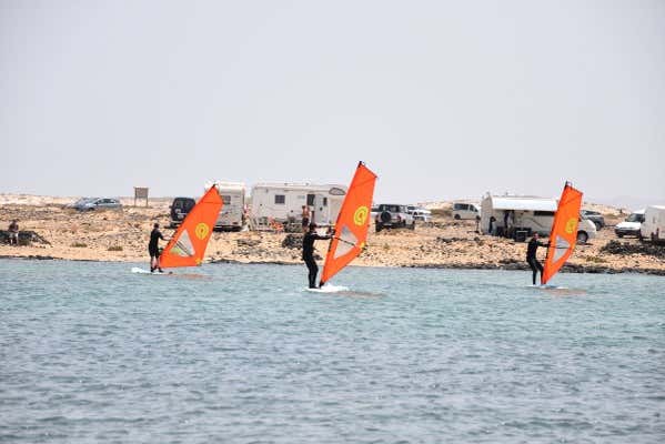 Participantes do curso de windsurf nas lagoas de El Cotillo