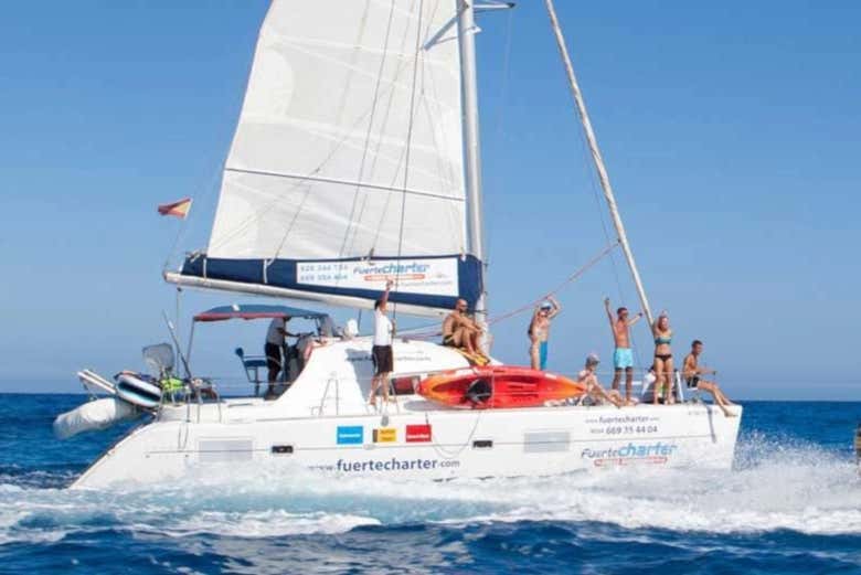 Catamarán en aguas de la isla de Lobos