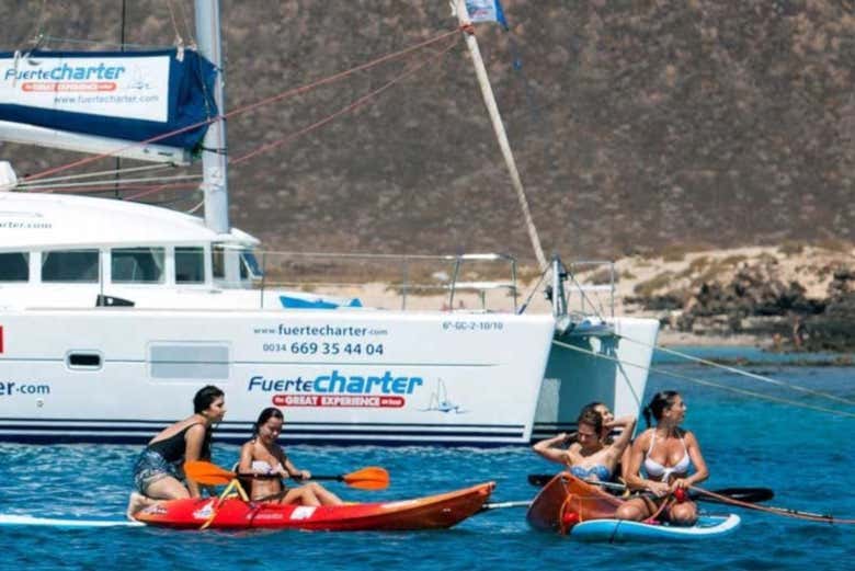 Disfrutando del kayak junto a la isla de Lobos