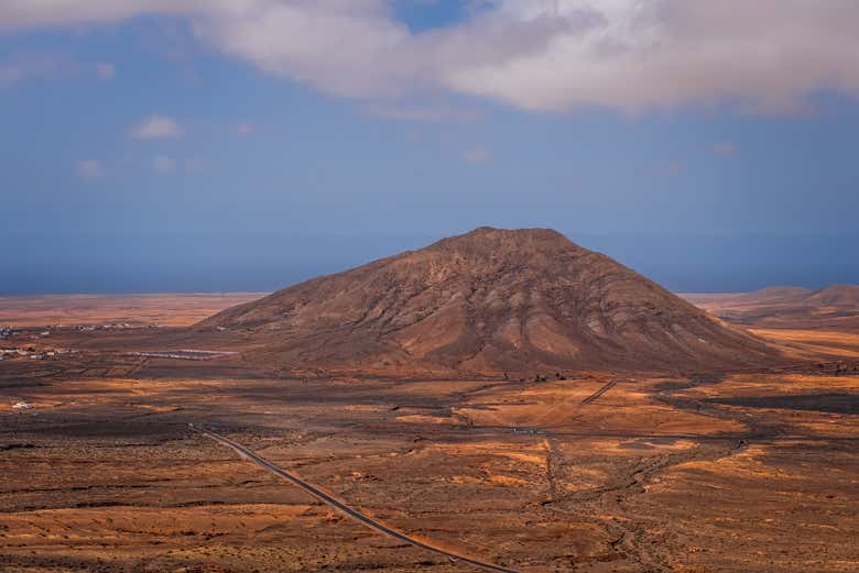 Vista de la montaña sagrada de Tindaya