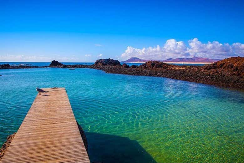 O cais da ilha de Lobos em um dia ensolarado