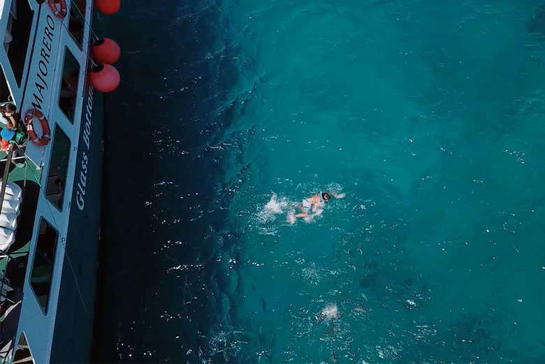 Practicando snorkel junto al barco